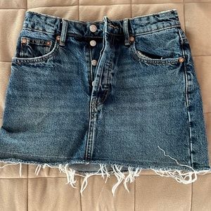 Zara Medium-wash denim skirt with fray size XS